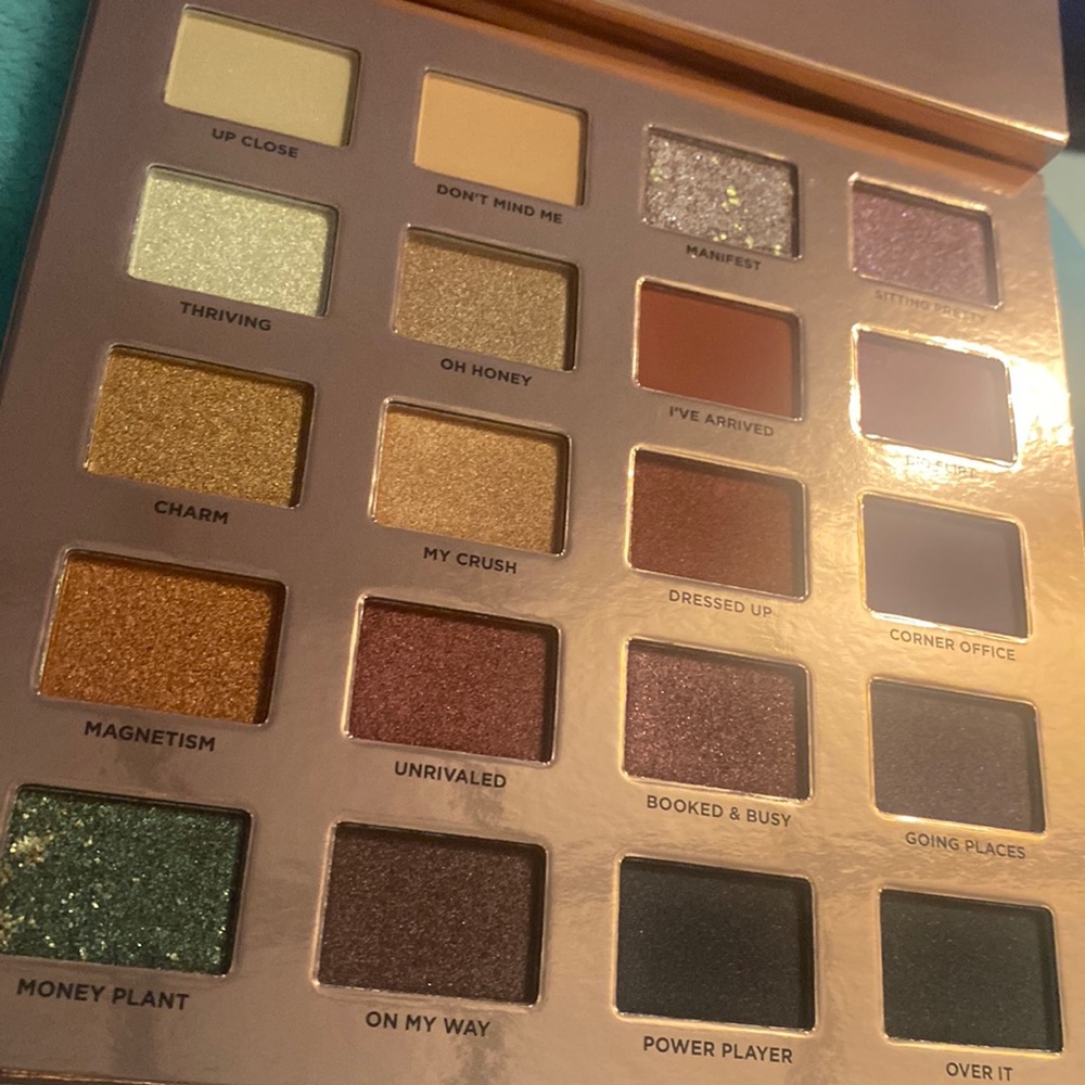 💋NEW💋 Iconic London Desk to Dance Eyeshadow Palette
